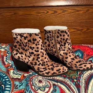 New without box KAARI blue cheetah print booties
